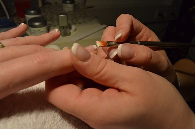nail tech painting nails